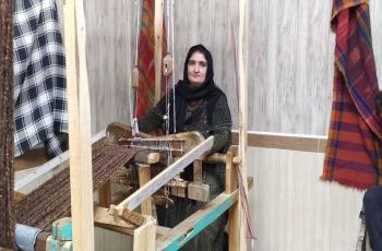 بانوان کردستانی سهم بسزایی در تولید صنایع ‌دستی دارند